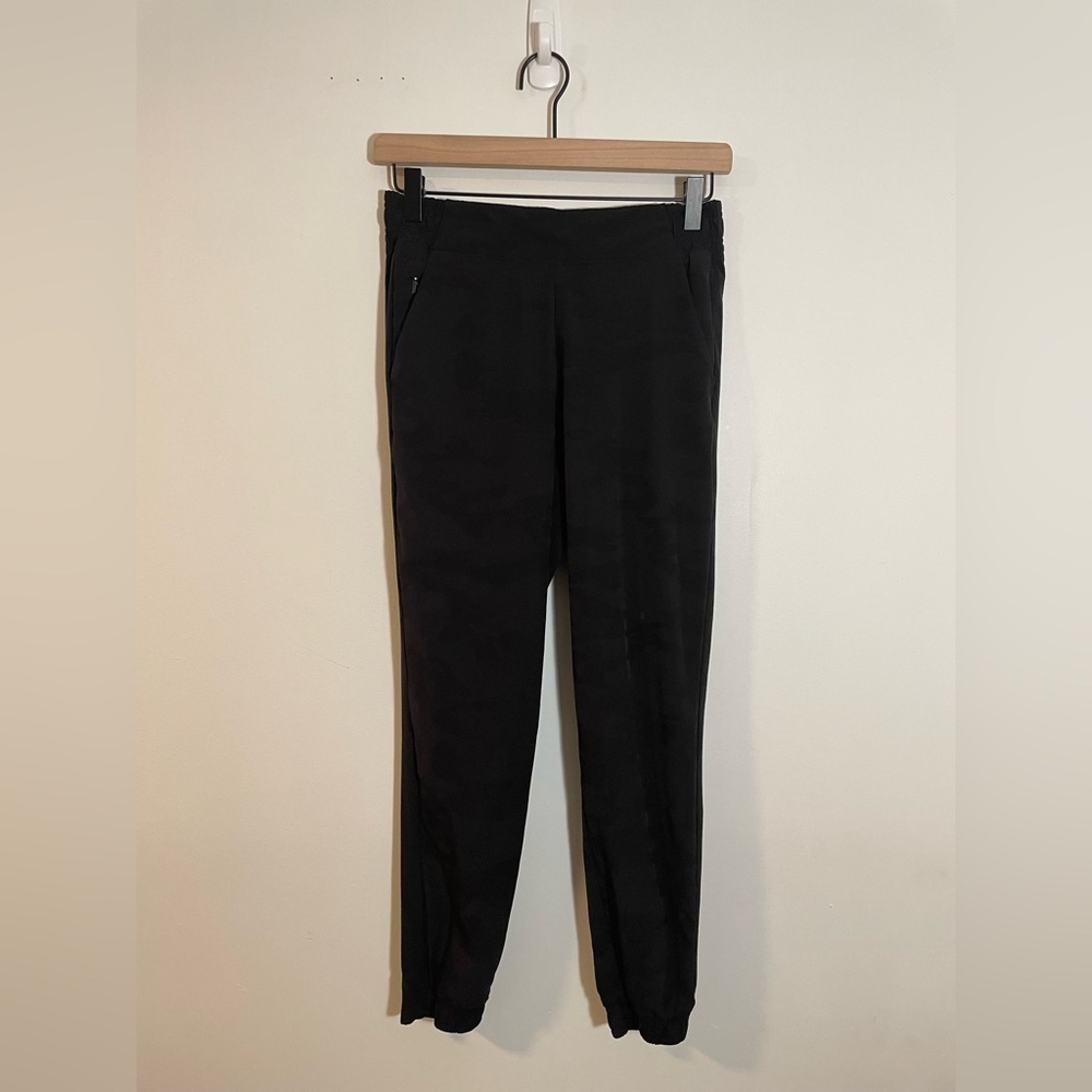 Athleta Brooklyn Textured Black Camo Jogger Size 2 Petite Lightweight Travel - Picture 2 of 11